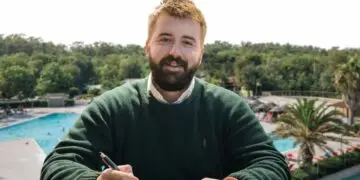 Francesco Massetti Amministratore Delegato di Punta Alice Village ai bordi della piscina