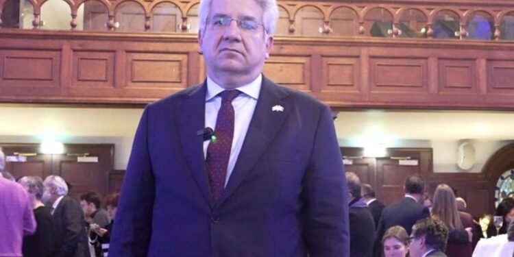 L’Ambasciatore Nicola Faganello durante l’incontro alla Thomas Prior Hall gremita di pubblico