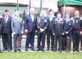 Foto di gruppo dei rappresentanti dell’Associazione Nazionale Carabinieri in Irlanda insieme all’Ambasciatore d’Italia in Irlanda, Nicola Faganello, in occasione delle celebrazioni di San Patrizio a Dublino. Una presenza istituzionale che testimonia il legame tra la comunità italiana, l’Arma dei Carabinieri e le istituzioni irlandesi.