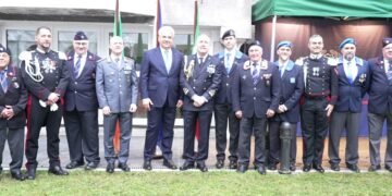 Foto di gruppo dei rappresentanti dell’Associazione Nazionale Carabinieri in Irlanda insieme all’Ambasciatore d’Italia in Irlanda, Nicola Faganello, in occasione delle celebrazioni di San Patrizio a Dublino. Una presenza istituzionale che testimonia il legame tra la comunità italiana, l’Arma dei Carabinieri e le istituzioni irlandesi.