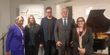 Professoressa Corinna Salvadori, Franziska Faganello-Feldhoff moglie dell'Ambasciatore, Maestro Francesco Turrisi, Ambasciatore Nicola Faganello, Michela Linda Magrì, Direttore dell’Istituto Italiano di Cultura