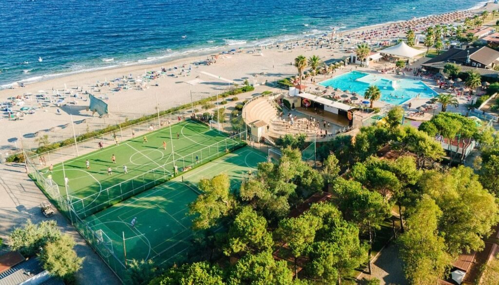 Veduta aerea delle strutture sportive e ricreative: campi da tennis, teatro e piscina