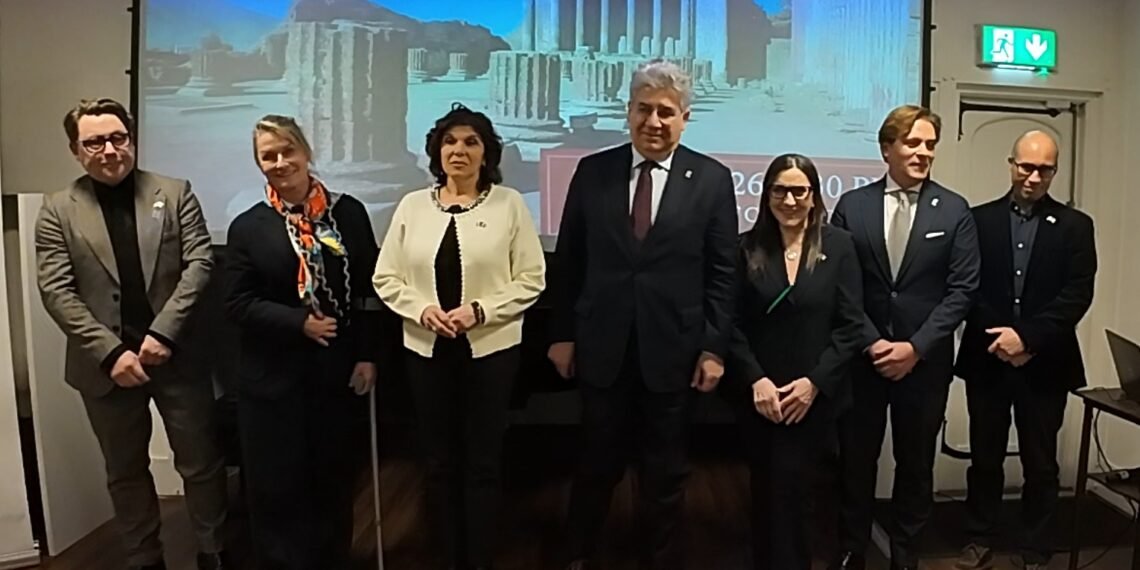 Daithi Downey, Responsabile dell’Ufficio Programmi Europei e delle Relazioni Internazionali del Comune di Dublino; Lynda Mulvin, Professoressa di Storia dell’Arte presso la University College Dublin (UCD); Andreina Esposito, Sindaco di Pompei; Nicola Faganello, Ambasciatore d’Italia in Irlanda; Michela Linda Magrì, Direttrice dell’Istituto Italiano di Cultura di Dublino; Mario Muscariello, Consulente per le Relazioni Internazionali presso l’Ufficio del Protocollo Istituzionale del Comune di Pompei; Ferdinando D’Agostino, architetto ed esperto in turismo culturale, in rappresentanza della Regione Campania.