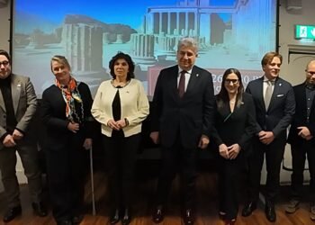 Daithi Downey, Responsabile dell’Ufficio Programmi Europei e delle Relazioni Internazionali del Comune di Dublino; Lynda Mulvin, Professoressa di Storia dell’Arte presso la University College Dublin (UCD); Andreina Esposito, Sindaco di Pompei; Nicola Faganello, Ambasciatore d’Italia in Irlanda; Michela Linda Magrì, Direttrice dell’Istituto Italiano di Cultura di Dublino; Mario Muscariello, Consulente per le Relazioni Internazionali presso l’Ufficio del Protocollo Istituzionale del Comune di Pompei; Ferdinando D’Agostino, architetto ed esperto in turismo culturale, in rappresentanza della Regione Campania.