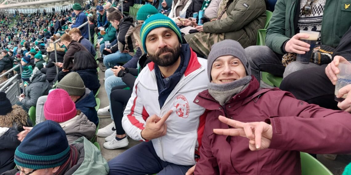 Andrea Savignano e Lorenzo Fagioli sugli spalti dell’Aviva Stadium: entusiasmo azzurro nel cuore del Sei Nazioni, tra passione italiana e atmosfera da tutto esaurito.