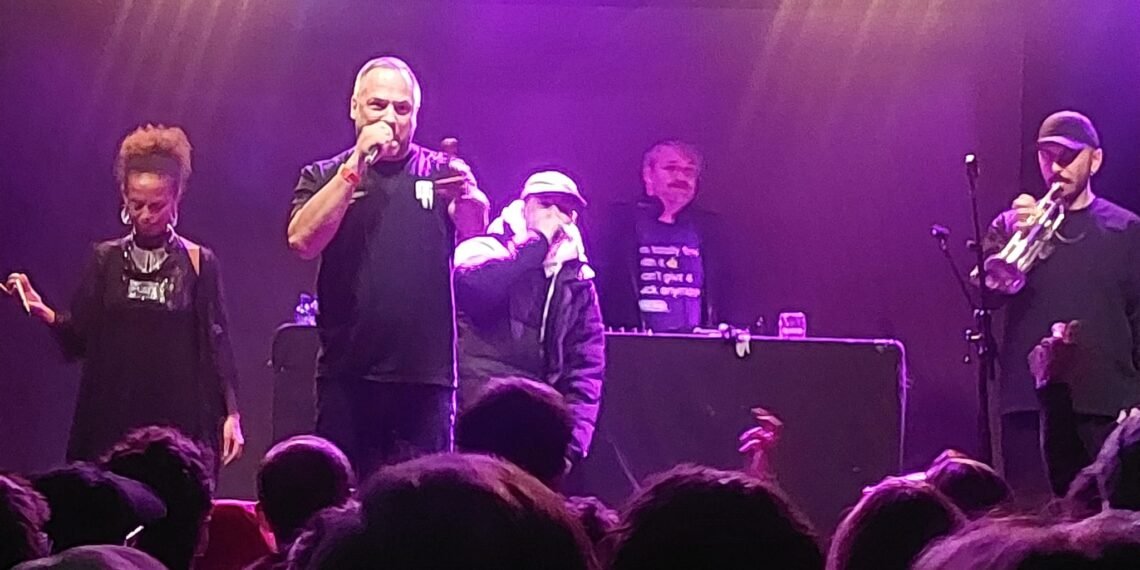 Murubutu al centro del palco del The Sound House di Dublino insieme alla sua squadra: DJ Seba alla regia e alle basi, Dia alla voce soul e Gabriele Polimeni alla tromba, con Mattak ospite speciale. Un collettivo compatto che porta il rap italiano oltreconfine e accende la community degli italiani d’Irlanda.