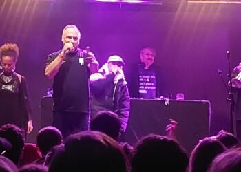 Murubutu al centro del palco del The Sound House di Dublino insieme alla sua squadra: DJ Seba alla regia e alle basi, Dia alla voce soul e Gabriele Polimeni alla tromba, con Mattak ospite speciale. Un collettivo compatto che porta il rap italiano oltreconfine e accende la community degli italiani d’Irlanda.
