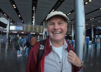 Brian Roche al Terminal 2 dell’aeroporto di Dublino, in partenza per l’Uganda.