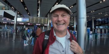 Brian Roche al Terminal 2 dell’aeroporto di Dublino, in partenza per l’Uganda.