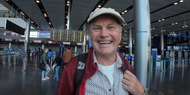Brian Roche al Terminal 2 dell’aeroporto di Dublino, in partenza per l’Uganda.