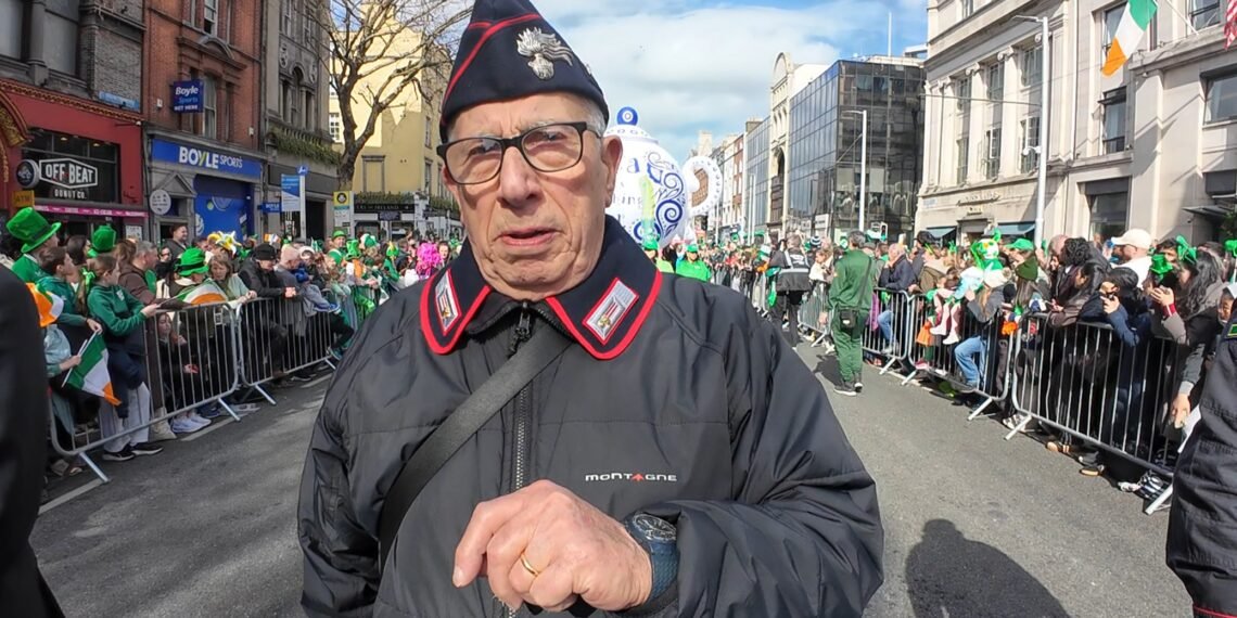 Carlo Salvadori durante la parata in Westmoreland Street, nel cuore di Dublino