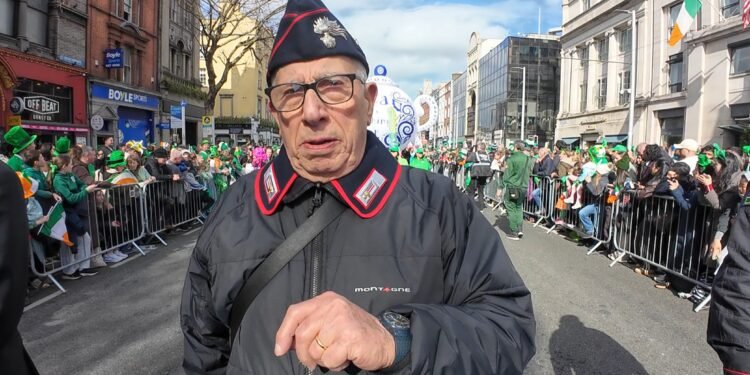 Carlo Salvadori durante la parata in Westmoreland Street, nel cuore di Dublino