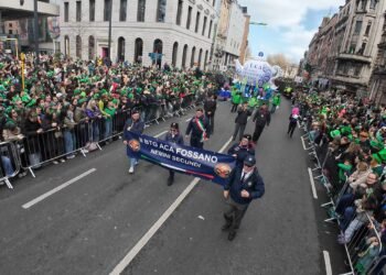 Vista dall’alto di Dame Street: migliaia di persone affollano il cuore della capitale irlandese, creando un colpo d’occhio impressionante al passaggio dei Carabinieri.