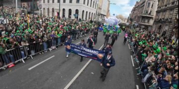 Vista dall’alto di Dame Street: migliaia di persone affollano il cuore della capitale irlandese, creando un colpo d’occhio impressionante al passaggio dei Carabinieri.