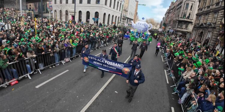 Vista dall’alto di Dame Street: migliaia di persone affollano il cuore della capitale irlandese, creando un colpo d’occhio impressionante al passaggio dei Carabinieri.