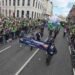 Vista dall’alto di Dame Street: migliaia di persone affollano il cuore della capitale irlandese, creando un colpo d’occhio impressionante al passaggio dei Carabinieri.