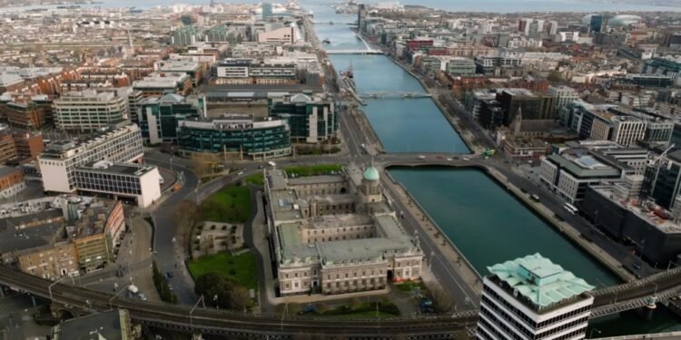 Il centro finanziario di Dublino in una suggestiva veduta aerea.