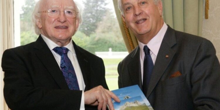 Enzo Farinella insieme a Michael D. Higgins, già Presidente della Repubblica d’Irlanda. Uniti da una lunga amicizia, hanno condiviso anche il percorso accademico: Higgins docente di Sociologia, Farinella di Antropologia e Filosofia.