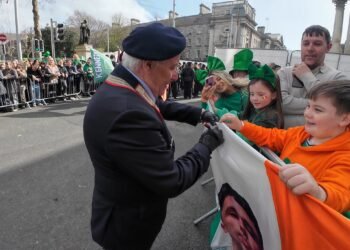 Francesco Morelli, in Westmoreland Street a Dublino, firma un autografo a un giovane fan irlandese dei Carabinieri, accanto ai suoi genitori