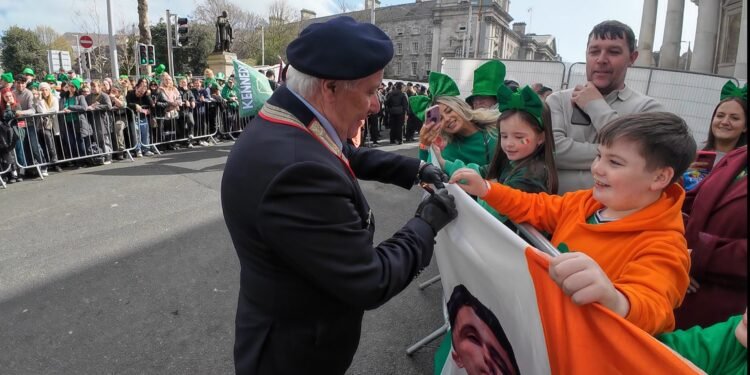 Francesco Morelli, in Westmoreland Street a Dublino, firma un autografo a un giovane fan irlandese dei Carabinieri, accanto ai suoi genitori
