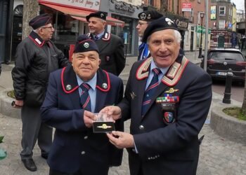 Durante la cerimonia in Talbot Street a Dublino, Francesco Morelli, presidente della sezione Irlanda dell’Associazione Nazionale Carabinieri, conferisce a Nico Merucci la spilla del Ministero della Difesa, simbolo di servizio e appartenenza all’Italia.