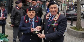 Durante la cerimonia in Talbot Street a Dublino, Francesco Morelli, presidente della sezione Irlanda dell’Associazione Nazionale Carabinieri, conferisce a Nico Merucci la spilla del Ministero della Difesa, simbolo di servizio e appartenenza all’Italia.