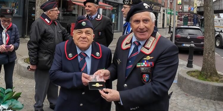 Durante la cerimonia in Talbot Street a Dublino, Francesco Morelli, presidente della sezione Irlanda dell’Associazione Nazionale Carabinieri, conferisce a Nico Merucci la spilla del Ministero della Difesa, simbolo di servizio e appartenenza all’Italia.