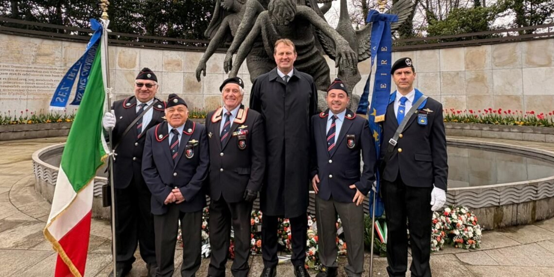 Al centro della foto, il piu’ alto, e’ Ministro della Giustizia irlandese, Jim O’Callaghan, insieme ai rappresentanti della comunità italiana: membri dell’Associazione Nazionale Carabinieri – Sezione Irlanda (ANC), tra cui Enrico Bianchi, Nico Merucci, il Presidente Francesco Morelli e Antonio Merucci, e Andrea Ongaro per la FIDCA, Federazione Italiana dei Combattenti Alleati, Sezione EIRE. Una presenza che testimonia l’impegno attivo degli italiani nelle commemorazioni istituzionali irlandesi, nel segno della memoria, del rispetto e dei valori condivisi di libertà e sacrificio.