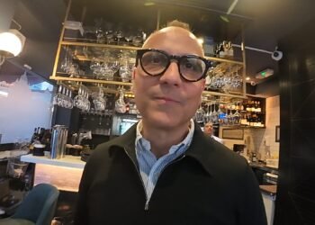 Davide Izzo all’interno del Bar Italia, storico ristorante italiano nel cuore di Dublino