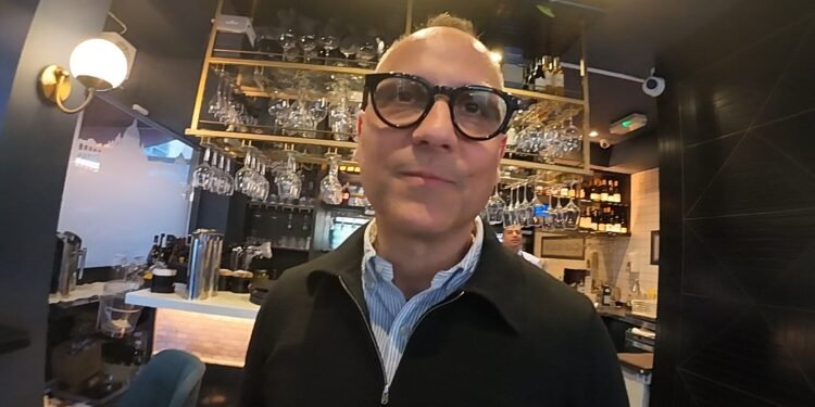 Davide Izzo all’interno del Bar Italia, storico ristorante italiano nel cuore di Dublino