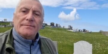 Francesco Morelli presso il cimitero di Termoncarragh, durante la commemorazione delle vittime della Arandora Star.