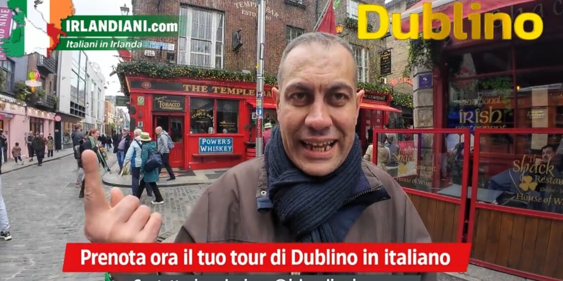 GIULIO CAMPELLONE Davanti al pub Temple Bar a Dublino