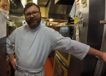 Ivano Addabbo in cucina, nel suo ristorante iMonelli