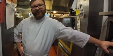 Ivano Addabbo in cucina, nel suo ristorante iMonelli