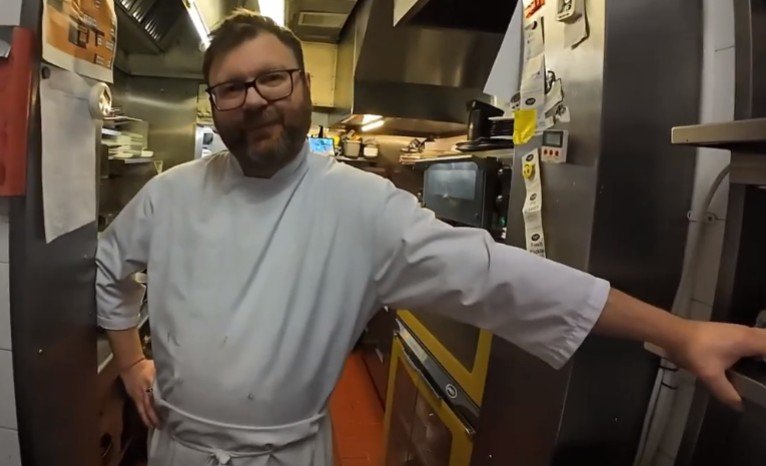 Ivano Addabbo in cucina, nel suo ristorante iMonelli