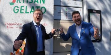 Ivano Addabbo e Giuseppe Di Perna celebrano a Dublino il conferimento del trofeo “Miglior Manager della Ristorazione Italiana 2025”.