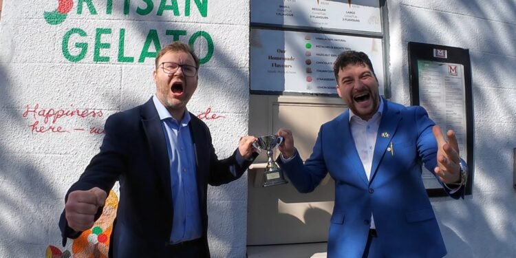 Ivano Addabbo e Giuseppe Di Perna celebrano a Dublino il conferimento del trofeo “Miglior Manager della Ristorazione Italiana 2025”.
