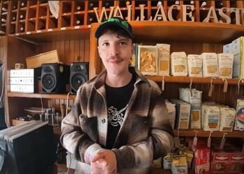 Leonardo Biagini rappresenta l’espressione dell’artista contemporaneo, capace di muoversi con naturalezza tra linguaggi diversi, discipline eterogenee e confini culturali.