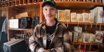 Leonardo Biagini rappresenta l’espressione dell’artista contemporaneo, capace di muoversi con naturalezza tra linguaggi diversi, discipline eterogenee e confini culturali.