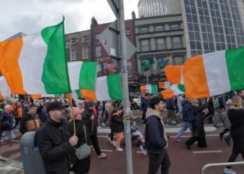 Frange della destra radicale e movimenti anti-immigrazione attraversano o’connell bridge durante la protesta nel centro di Dublino