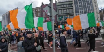 Frange della destra radicale e movimenti anti-immigrazione attraversano o’connell bridge durante la protesta nel centro di Dublino