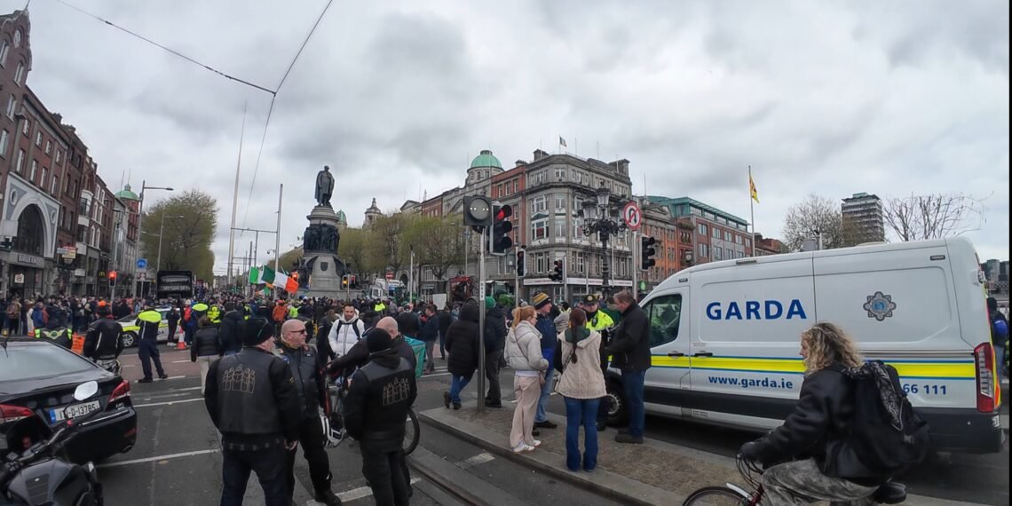 presenza ridotta della garda su o’connell bridge durante la protesta nel centro di dublino