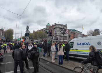 presenza ridotta della garda su o’connell bridge durante la protesta nel centro di dublino