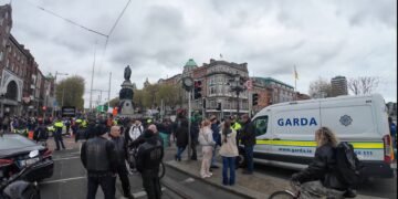 presenza ridotta della garda su o’connell bridge durante la protesta nel centro di dublino