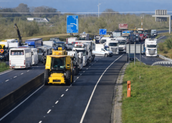 Pposto di blocco lungo l’autostrada M8 a Cashel, County Tipperary, all’altezza dell’uscita verso il centro