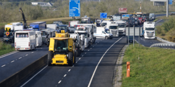 Pposto di blocco lungo l’autostrada M8 a Cashel, County Tipperary, all’altezza dell’uscita verso il centro