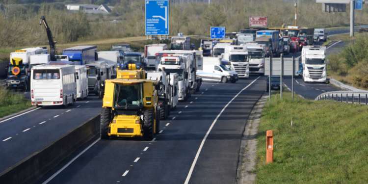 Pposto di blocco lungo l’autostrada M8 a Cashel, County Tipperary, all’altezza dell’uscita verso il centro