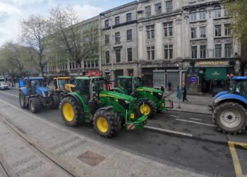 trattori bloccano O’Connell Street nel cuore di Dublino durante la protesta contro il caro carburante