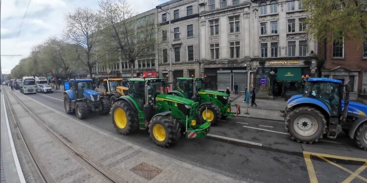 trattori bloccano O’Connell Street nel cuore di Dublino durante la protesta contro il caro carburante