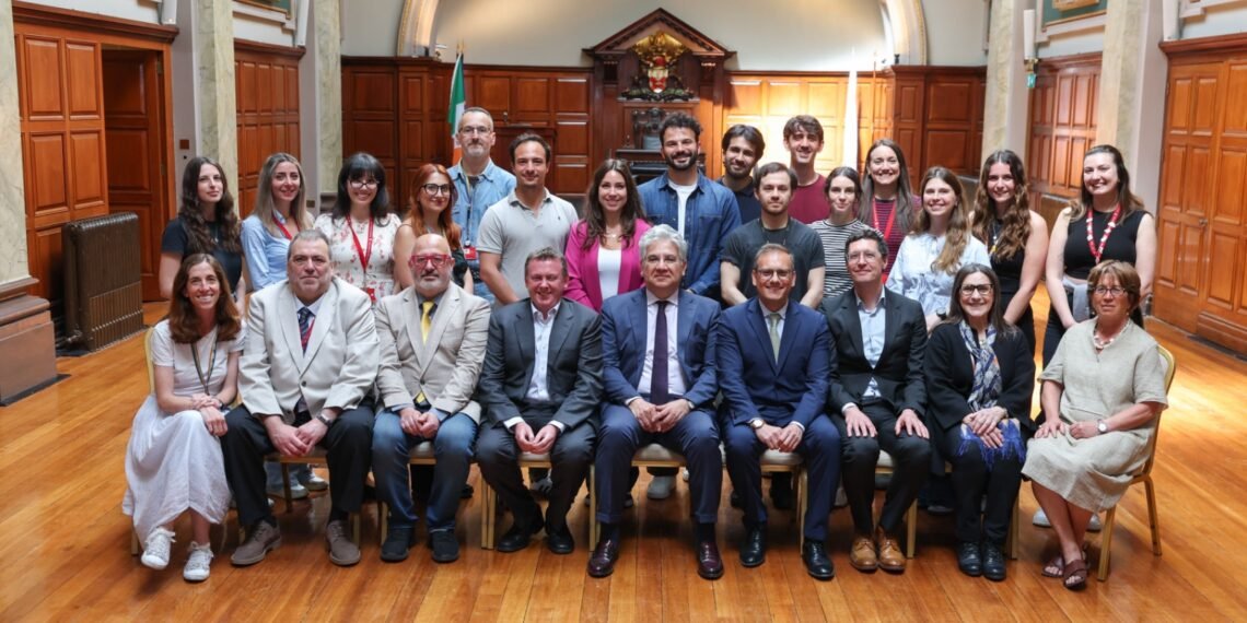 L’Ambasciatore d’Italia in Irlanda Nicola Faganello e Michela Linda Magrì, direttrice dell’Istituto Italiano di Cultura di Dublino, insieme ai rappresentanti della RCSI University of Medicine and Health Sciences e alla comunità accademica italiana presente nell’ateneo durante la visita istituzionale del 25 maggio. Nella fotografia anche Marco Monopoli, Senior Lecturer del Dipartimento di Chimica della RCSI e promotore dell’iniziativa, Deborah McNamara, presidente della RCSI, Fergal O’Brien, direttore della ricerca, Mauro Adamo, docente del Dipartimento di Chimica, e Giampiero Cavalleri, professore di Genomica e vicedirettore di FutureNeuro, insieme a ricercatori, docenti, dottorandi e studenti italiani attivi presso la prestigiosa istituzione universitaria irlandese.